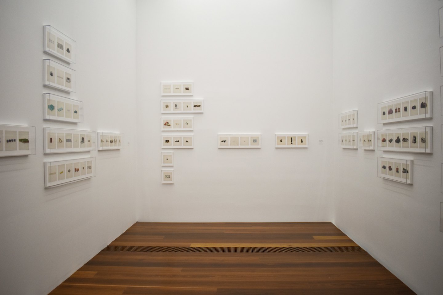 Kaasaegsed kunstiteosed puhtal valgel galeriiseinal.